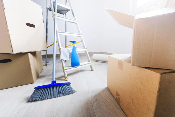Why You Should Use a Cleaning Service When Moving